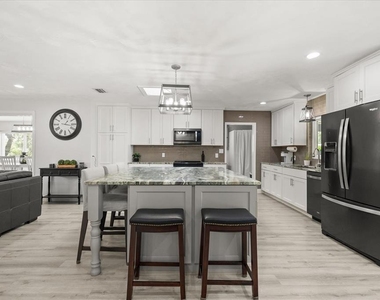 1210 E Caroline Street - Photo Thumbnail 14
