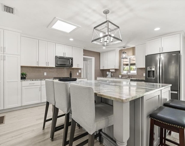 1210 E Caroline Street - Photo Thumbnail 15
