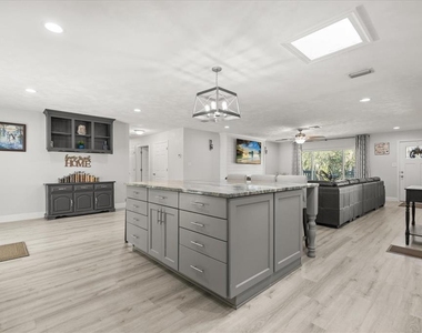 1210 E Caroline Street - Photo Thumbnail 16
