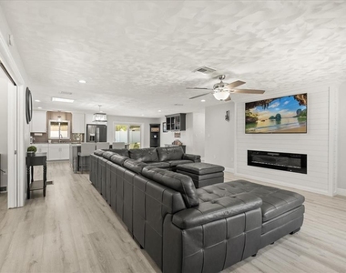 1210 E Caroline Street - Photo Thumbnail 9