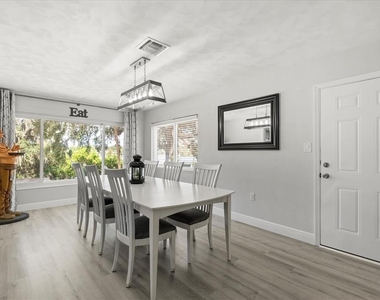 1210 E Caroline Street - Photo Thumbnail 5