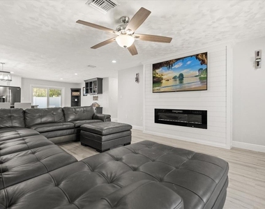 1210 E Caroline Street - Photo Thumbnail 10