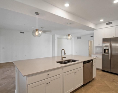 5703 N Honore Avenue - Photo Thumbnail 10