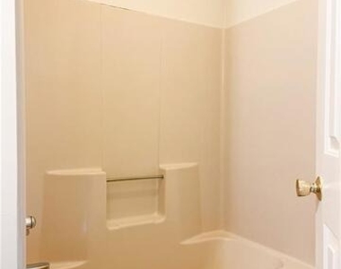 77 Marion Avenue - Photo Thumbnail 22