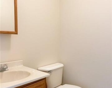 77 Marion Avenue - Photo Thumbnail 16