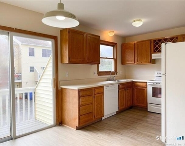 77 Marion Avenue - Photo Thumbnail 8