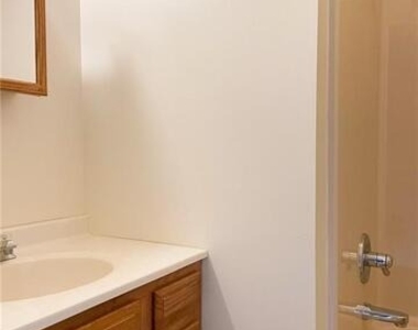 77 Marion Avenue - Photo Thumbnail 21