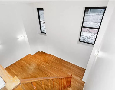 207 East 37th Street - Photo Thumbnail 2