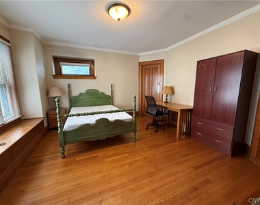 936 Lancaster Avenue - Photo Thumbnail 4