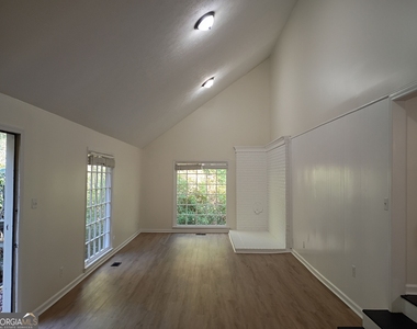 281 W Lakeview Drive - Photo Thumbnail 5