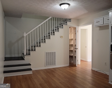 281 W Lakeview Drive - Photo Thumbnail 4