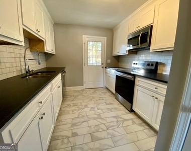 536 College Street - Photo Thumbnail 5