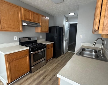 310 Lakeside Circle - Photo Thumbnail 7