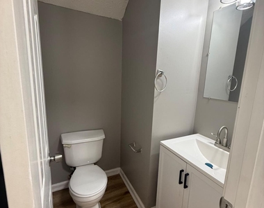 310 Lakeside Circle - Photo Thumbnail 10