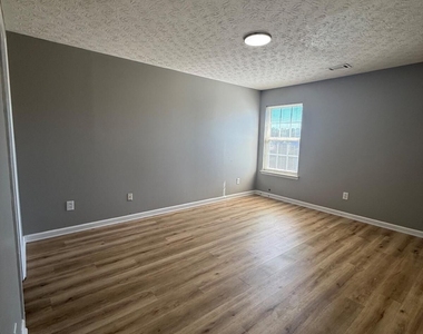 310 Lakeside Circle - Photo Thumbnail 18