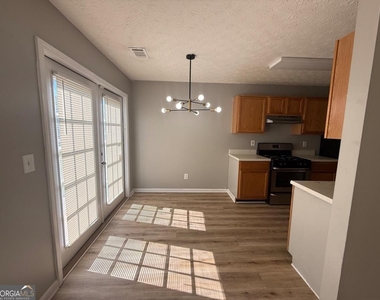310 Lakeside Circle - Photo Thumbnail 4