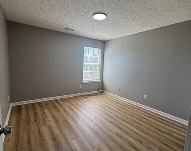 310 Lakeside Circle - Photo Thumbnail 17
