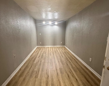 310 Lakeside Circle - Photo Thumbnail 8