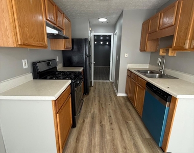 310 Lakeside Circle - Photo Thumbnail 6