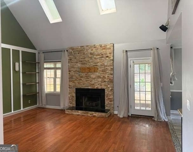 839 Michael Lee Way - Photo Thumbnail 8