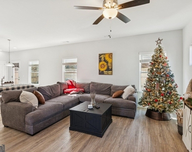 566 Skye Drive - Photo Thumbnail 4