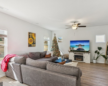 566 Skye Drive - Photo Thumbnail 3