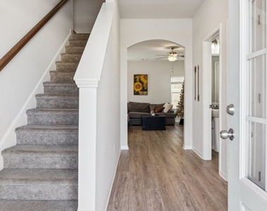 566 Skye Drive - Photo Thumbnail 2
