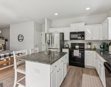 566 Skye Drive - Photo Thumbnail 7