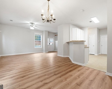1006 Ivydale Circle - Photo Thumbnail 9