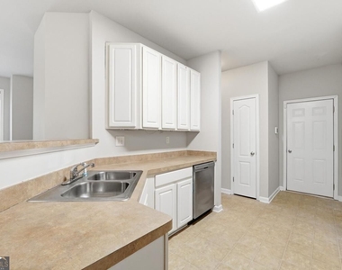 1006 Ivydale Circle - Photo Thumbnail 8