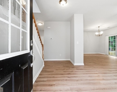 1006 Ivydale Circle - Photo Thumbnail 1