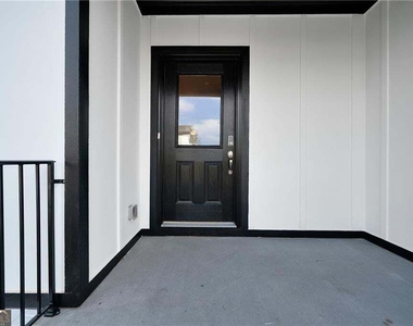 126 Reagan Street - Photo Thumbnail 2