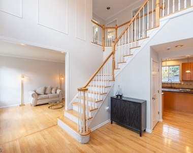 22 Saunders Ln - Photo Thumbnail 2