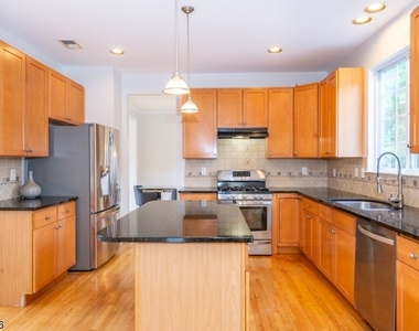 22 Saunders Ln - Photo Thumbnail 6