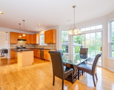 22 Saunders Ln - Photo Thumbnail 7