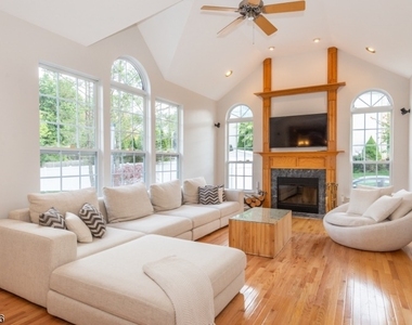 22 Saunders Ln - Photo Thumbnail 3
