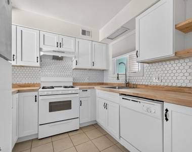 233 Spruce Ct - Photo Thumbnail 8