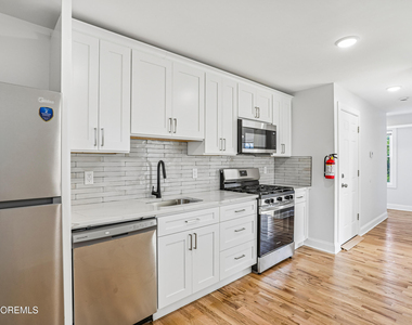 170 Seaman Street - Photo Thumbnail 6