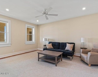 1 Roseld Avenue - Photo Thumbnail 4
