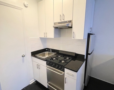 East 65 Street - Photo Thumbnail 6