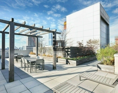 West 37th Street - Photo Thumbnail 4