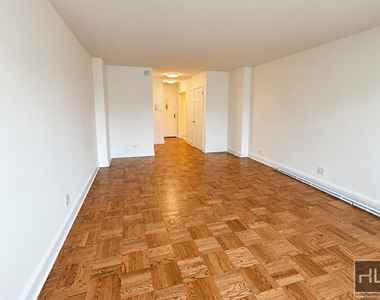 East 79 Street - Photo Thumbnail 3