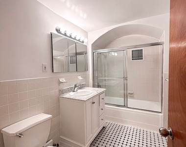 East 83 Street - Photo Thumbnail 4