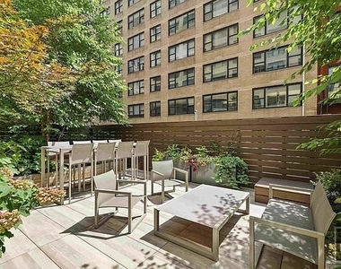 West 58th Street - Photo Thumbnail 4