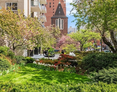 York Avenue - Photo Thumbnail 5