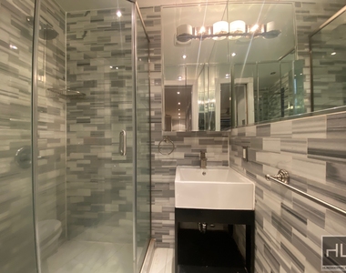 West 52 Street - Photo Thumbnail 4