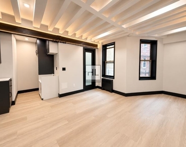 East 58 Street - Photo Thumbnail 3