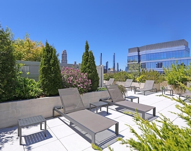 East 75th Street - Photo Thumbnail 7