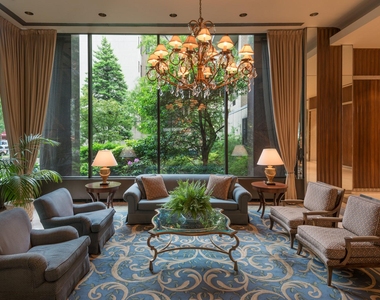 East 75th Street - Photo Thumbnail 8