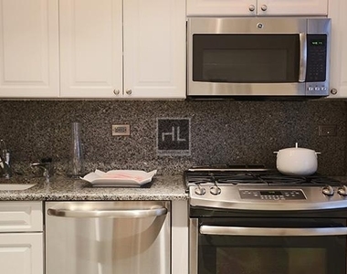 East 75th Street - Photo Thumbnail 4